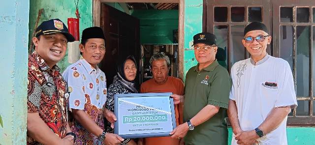 mendampingi-kunjungan-ketua-beserta-jajaran-pengurus-baznas-kabupaten-wonosobo-dalam-rangka-penyaluran-bantuan-rumah-tidak-layak-huni-rtlh